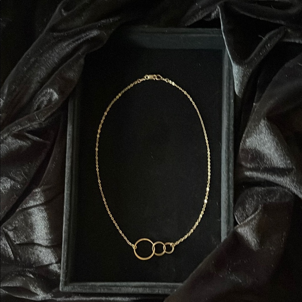 Elegant Gold Necklace with Timeless Charm